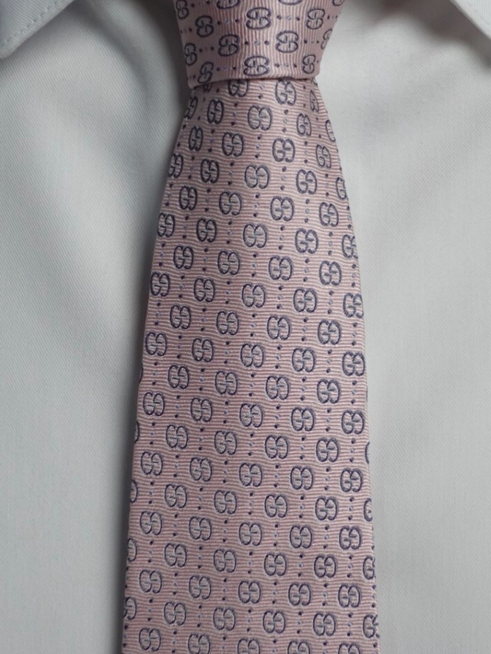 Gucci Light Pink Silk Tie with Navy GG Motif